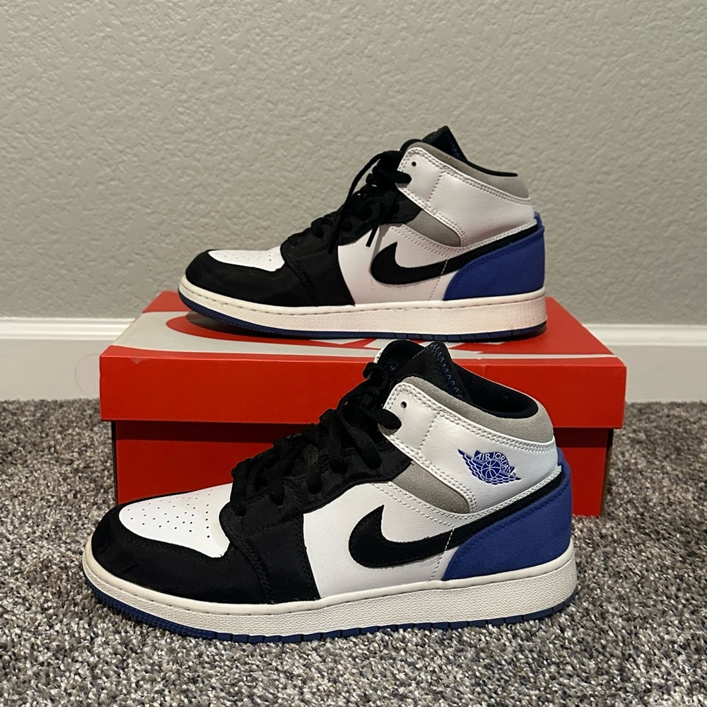 Jordan 1 Mid SE Royal Black Toe